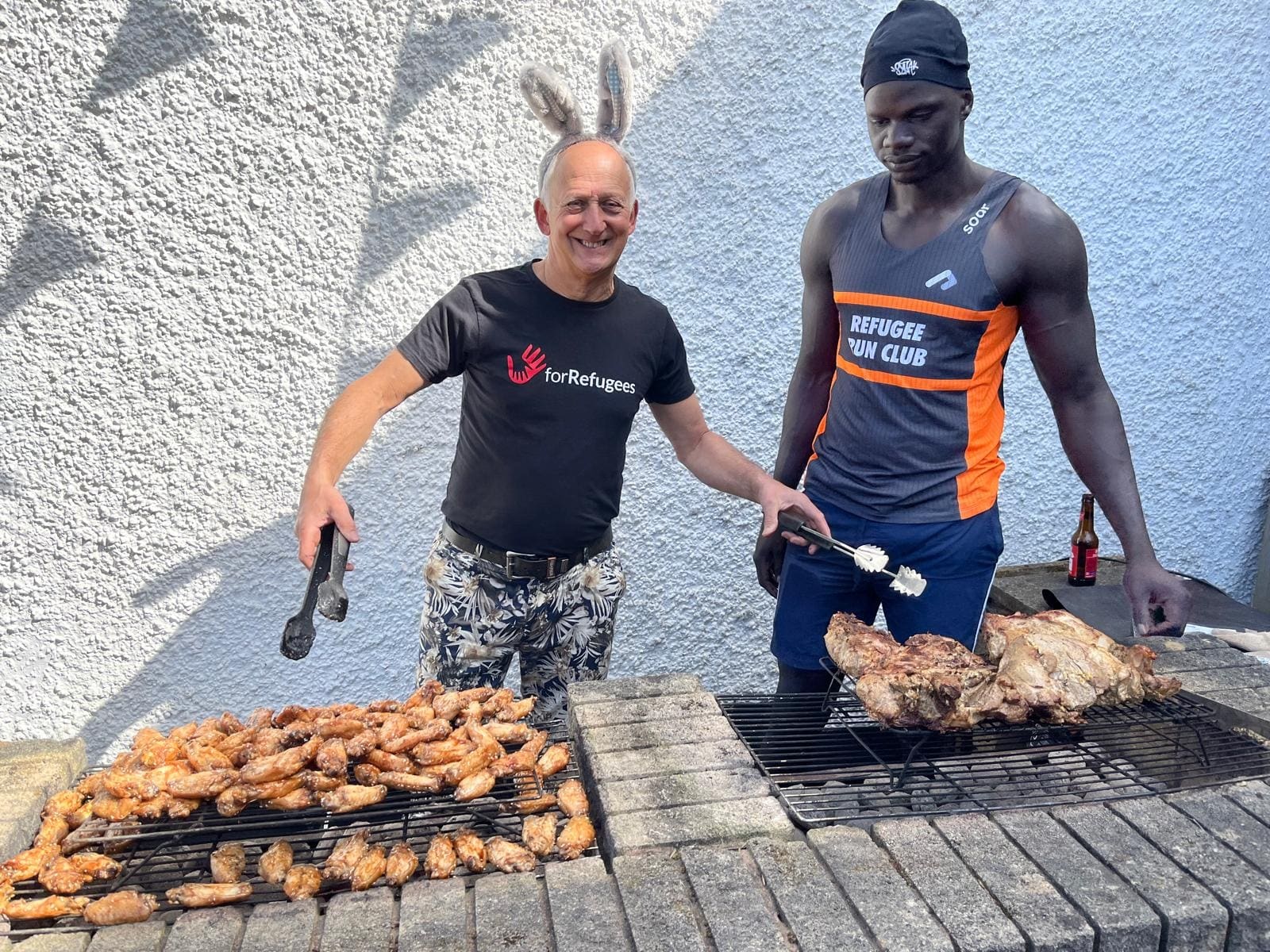 Am Grill garen Bleche mit Hähnchen