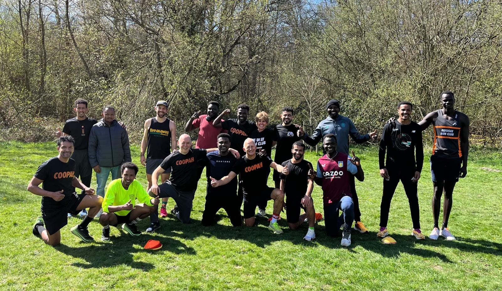 Der Refugee Run Club nach einem Lauf auf der Wiese