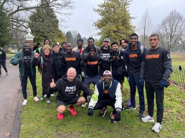 Mitglieder des Refugee Run Club gemeinsam im Park, in Club-Shirts