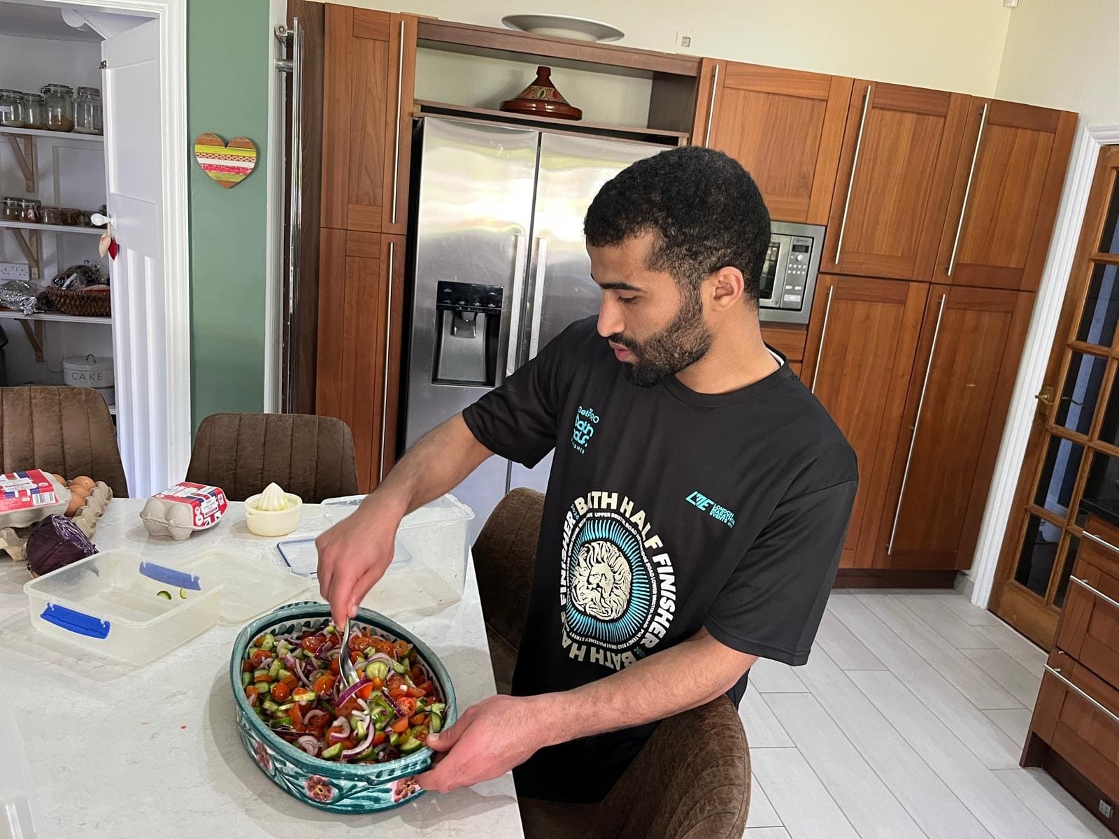 Eine große Schüssel Salat wird in der Küche zubereitet