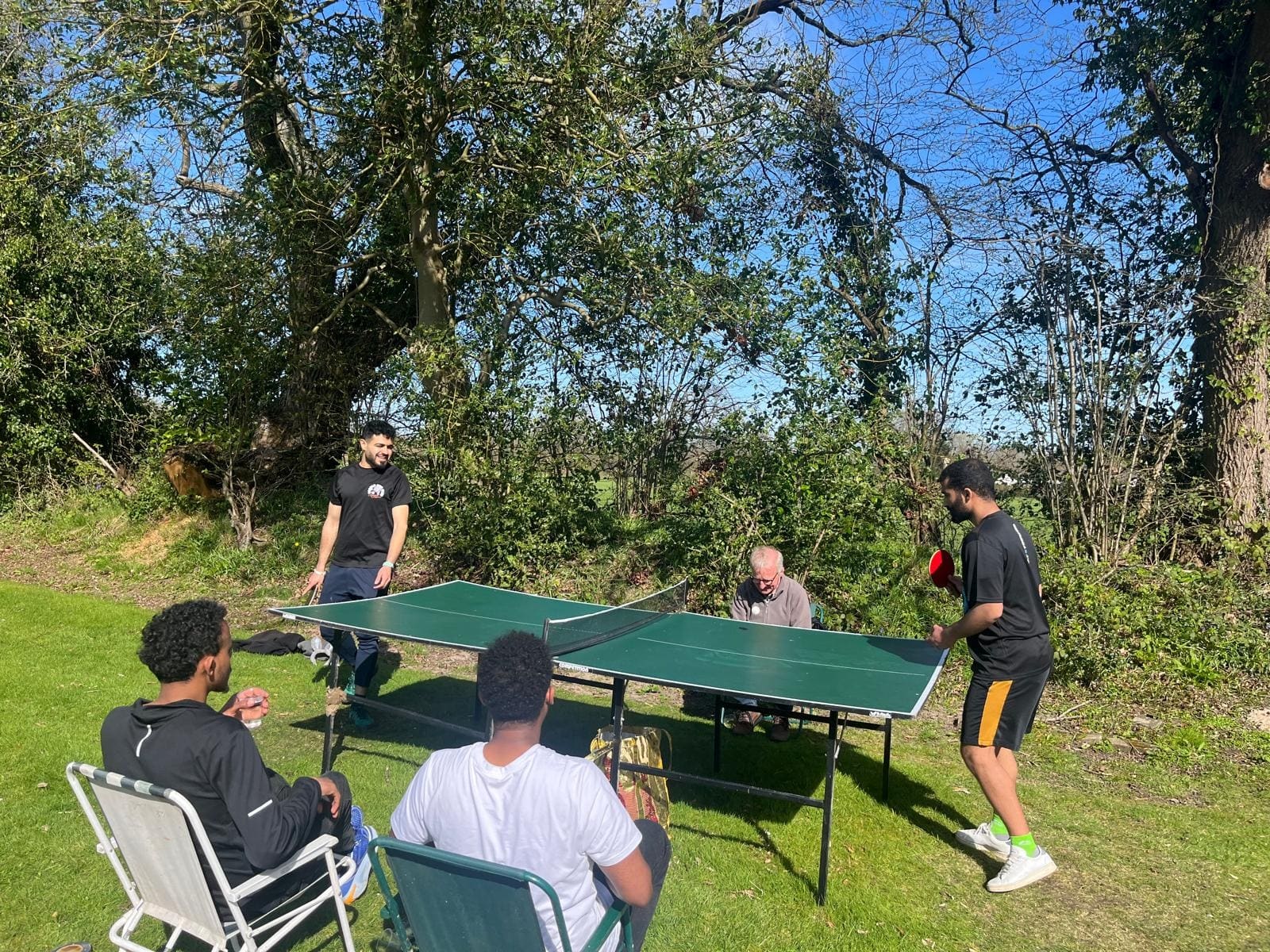 Eine Runde Tischtennis auf dem Rasen