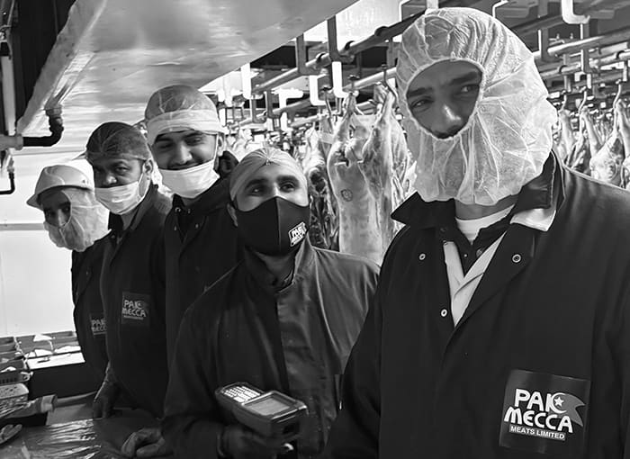 Das Team von Pak Mecca Meats in Firmenjacken und Haarnetzen