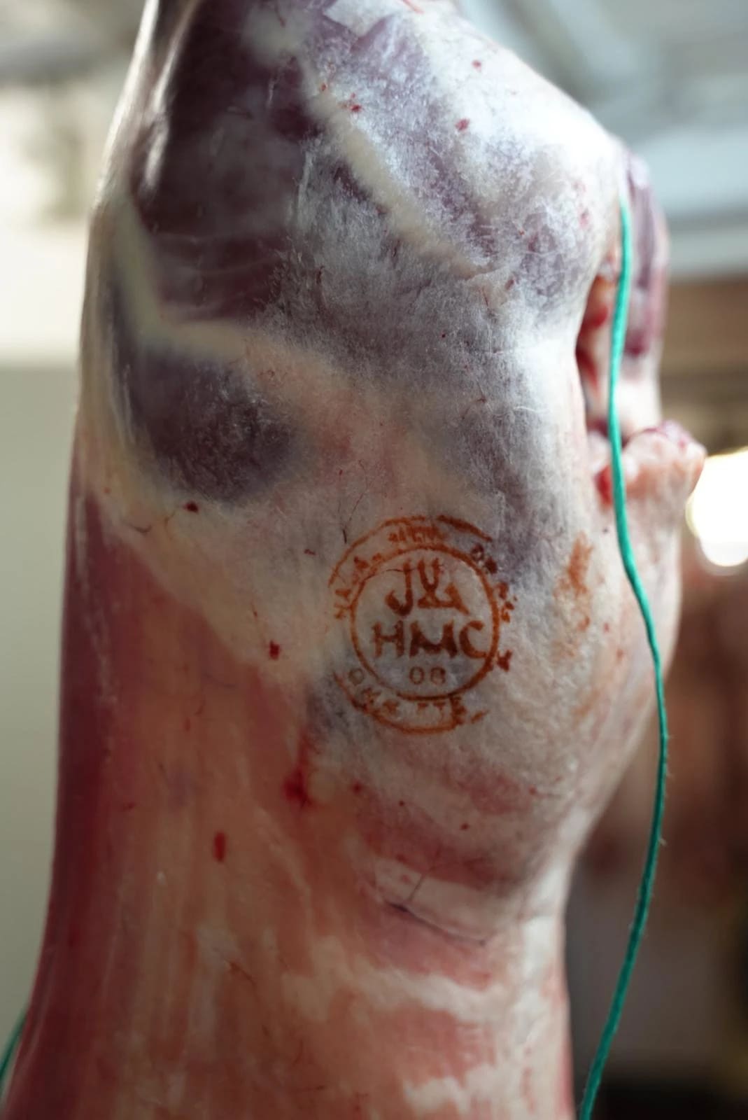 Der HMC-Stempel auf einem Lammschlachtkörper im Kühlraum
