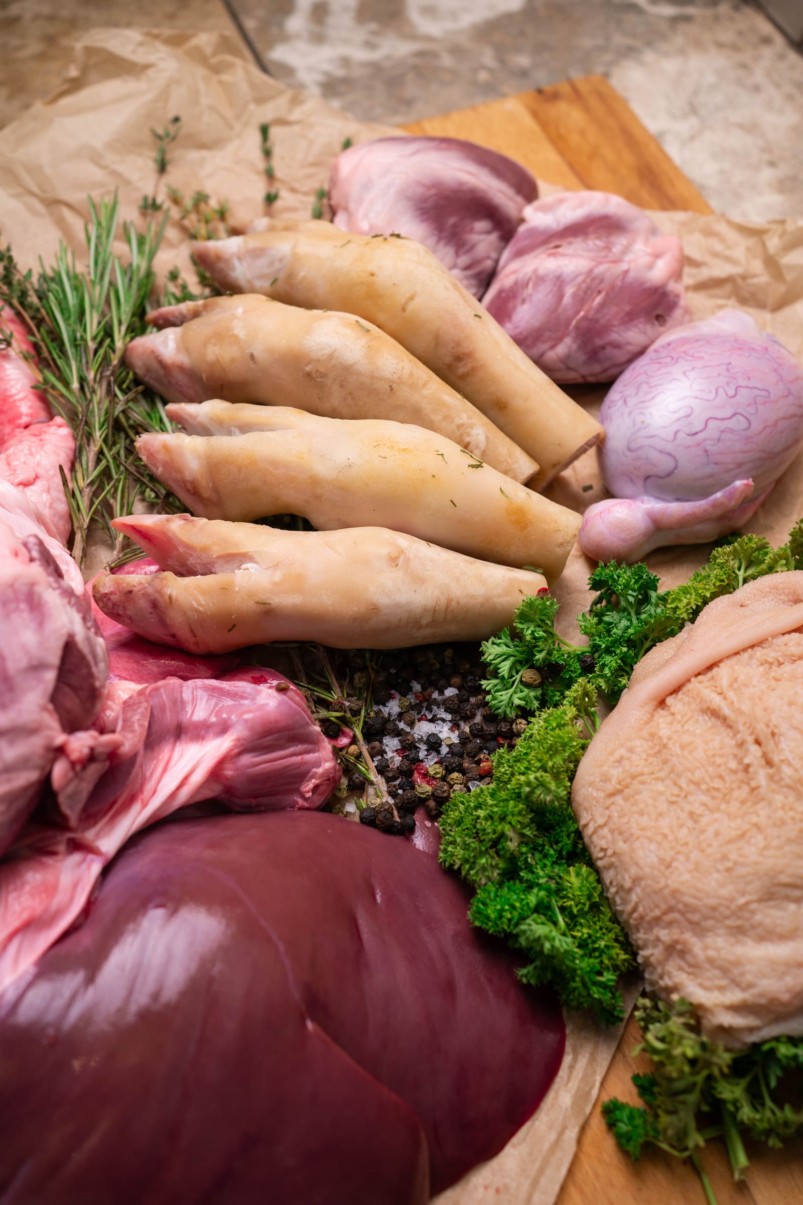 Das Innereiensortiment ausgelegt: Herzen, Leber, Zungen, Füße, Hirn und Kutteln